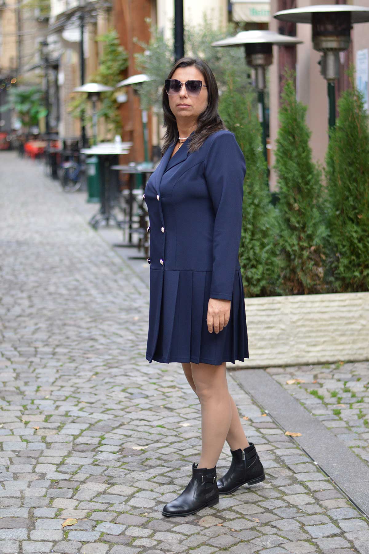 Рокля-сако с плисета в тъмно синьо