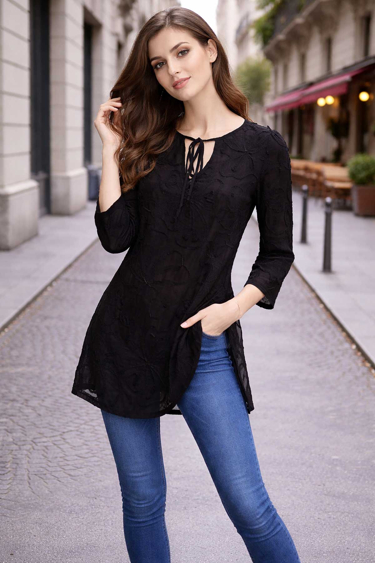 Дамска черна туника с апликации и връзки